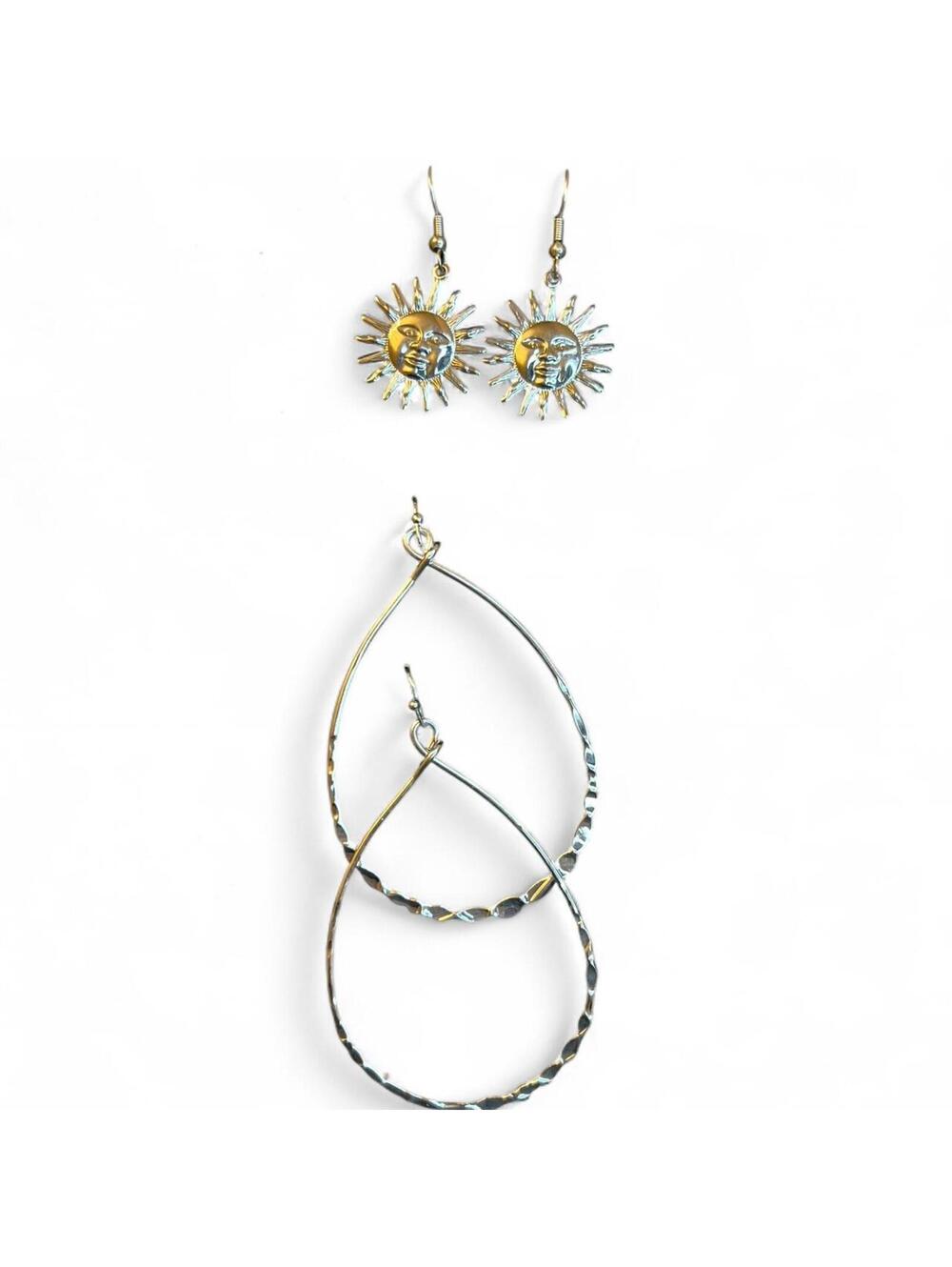 A set of 2 vintage earrings.